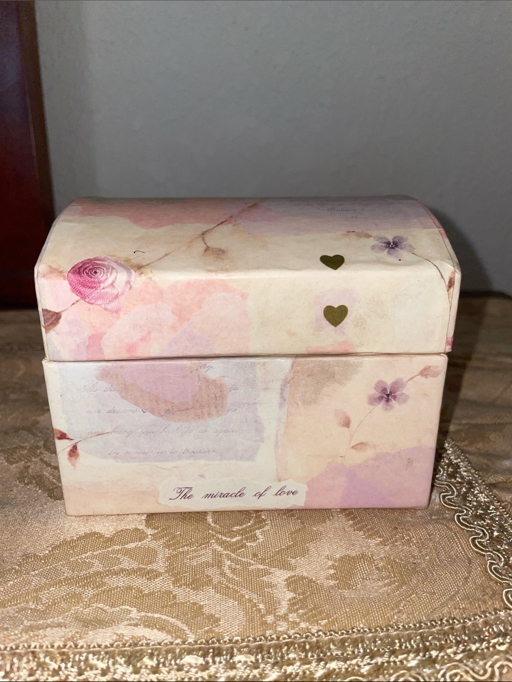 Vintage Tri-Coastal Designs, Inc.  botanical+ hearts Dome Keepsakes box. 5x4”